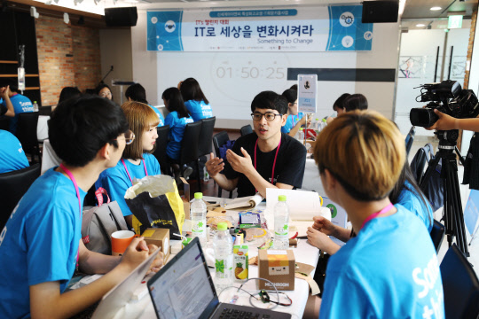 23일 서강대학교에서 신세계아이앤씨 주최로 열린 해커톤 대회에 참여한 특성화고등학교 학생들이 IT 전문가들에 멘토링을 받고 있다. 신세계아이앤씨 제공